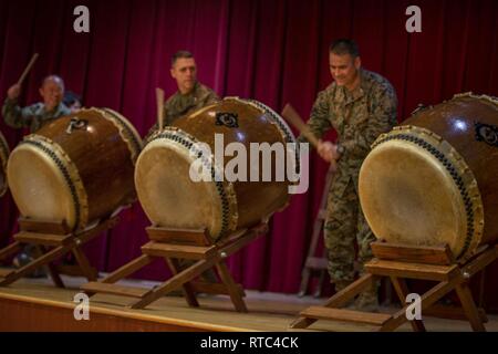 Us Marine Corps Generalmajor Robert Castellvi, Oberst Kevin Clark und Japan Masse Verteidigung-kraft Generalmajor Shinichi Aoki beteiligen sich in einer Trommel Performance bei der Abschlussfeier für übung Iron Fist 2019, 8. Februar, auf US Marine Corps Base Camp Pendleton, Calif. Übung Iron Fist ist eine jährliche, multilateralen Ausbildung Übung, in der US-amerikanischen und japanischen Service Mitglieder trainieren gemeinsam und teilen Techniken, Taktiken und Verfahren der operativen Fähigkeiten zu verbessern. Stockfoto