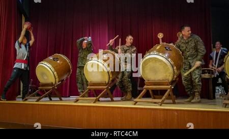 Us Marine Corps Generalmajor Robert Castellvi, Oberst Kevin Clark und Japan Masse Verteidigung-kraft Generalmajor Shinichi Aoki beteiligen sich in einer Trommel Performance bei der Abschlussfeier für übung Iron Fist 2019, 8. Februar, auf US Marine Corps Base Camp Pendleton, Calif. Übung Iron Fist ist eine jährliche, multilateralen Ausbildung Übung, in der US-amerikanischen und japanischen Service Mitglieder trainieren gemeinsam und teilen Techniken, Taktiken und Verfahren der operativen Fähigkeiten zu verbessern. Stockfoto