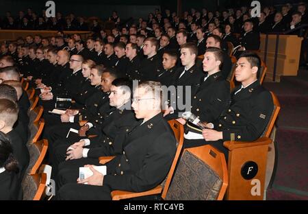 NOTRE DAME, Ind., (7. Februar 2019) Naval Reserve Officer Training Corps (NROTC) Midshipmen hören zu einer der Redner auf der 24. jährlichen Universität von Notre Dame Naval Führung Wochenende Seminar von der Notre Dame NROTC Gerät gehostet werden. Das Seminar wurde von mehr als 160 Zukunft Marineoffiziere aus mehr als 40 Universität NROTC Einheiten besucht. (U. S. Navy Stockfoto