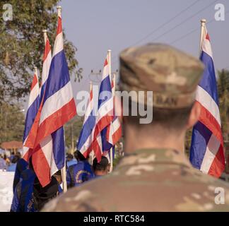 Phitsanulok, Königreich Thailand (08. Februar 2019) - US Army zivile Angelegenheit Soldaten nehmen an einer Parade während der Übung Cobra Gold 19 in Phitsanulok, Königreich Thailand, 08.02.2019. Cobra Gold ist eines der größten Theater Sicherheit Zusammenarbeit Übungen im Indopazifik und ist ein integraler Bestandteil der US-Engagement Engagement in der Region zu stärken. Cobra Gold 19, die 38. Wiederholung der Übung, betont der Koordination auf dem Civic Action, wie humanitäre Hilfe und Katastrophenhilfe, um regionale Kooperation und Zusammenarbeit in diesen wichtigen Bereichen zu erweitern. Stockfoto