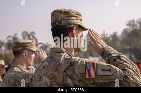 Phitsanulok, Königreich Thailand (08. Februar 2019) - US-Soldaten nehmen an einer Parade am Wat Jom Tong während der Übung Cobra Gold 19 in Phitsanulok, Königreich Thailand, 08.02.2019. Cobra Gold ist eines der größten Theater Sicherheit Zusammenarbeit Übungen im Indopazifik und ist ein integraler Bestandteil der US-Engagement Engagement in der Region zu stärken. Cobra Gold 19, die 38. Wiederholung der Übung, betont der Koordination auf dem Civic Action, wie humanitäre Hilfe und Katastrophenhilfe, um regionale Kooperation und Zusammenarbeit in diesen wichtigen Bereichen zu erweitern. Stockfoto