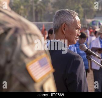 Phitsanulok, Königreich Thailand (08. Februar 2019) - US-Army Soldaten stehen an Aufmerksamkeit während einer Rede im Wat Jom Tong Schule während der Übung Cobra Gold 19 in Phitsanulok, Königreich Thailand, 08.02.2019. Cobra Gold ist eines der größten Theater Sicherheit Zusammenarbeit Übungen im Indopazifik und ist ein integraler Bestandteil der US-Engagement Engagement in der Region zu stärken. Cobra Gold 19, die 38. Wiederholung der Übung, betont der Koordination auf dem Civic Action, wie humanitäre Hilfe und Katastrophenhilfe, um regionale Kooperation und Zusammenarbeit zu erweitern Stockfoto