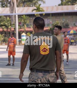 Phitsanulok, Königreich Thailand (08. Februar 2019) - gunnery Sgt. Rodriguez spielt Volleyball während einer Community Relations Ereignis während der Übung Cobra Gold 19 in Phitsanulok, Königreich Thailand, 08.02.2019. Cobra Gold ist eines der größten Theater Sicherheit Zusammenarbeit Übungen im Indopazifik und ist ein integraler Bestandteil der US-Engagement Engagement in der Region zu stärken. Cobra Gold 19, die 38. Wiederholung der Übung, betont der Koordination auf dem Civic Action, wie humanitäre Hilfe und Katastrophenhilfe, die regionale Zusammenarbeit und die Zusammenarbeit in der zu erweitern Stockfoto