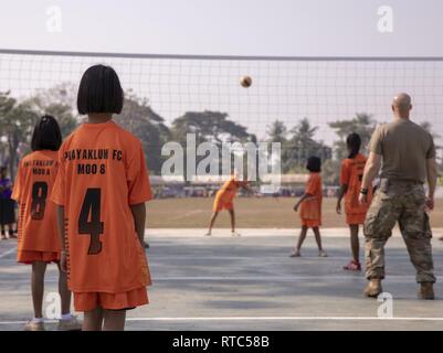 Phitsanulok, Königreich Thailand (08. Februar 2019) - Studenten aus Wat Jom Tong Schule spielen Volleyball mit US-Soldaten während der Übung Cobra Gold 19 in Phitsanulok, Königreich Thailand, 08.02.2019. Cobra Gold ist eines der größten Theater Sicherheit Zusammenarbeit Übungen im Indopazifik und ist ein integraler Bestandteil der US-Engagement Engagement in der Region zu stärken. Cobra Gold 19, die 38. Wiederholung der Übung, betont der Koordination auf dem Civic Action, wie humanitäre Hilfe und Katastrophenhilfe, um regionale Kooperation und Zusammenarbeit in diesen wichtigen zu erweitern Stockfoto