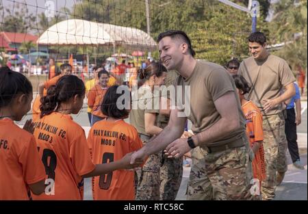 Phitsanulok, Königreich Thailand (08. Februar 2019) - US-Soldaten und Thai Kinder Hände schütteln Nach einem Volleyball Spiel während der Übung Cobra Gold 19 in Phitsanulok, Königreich Thailand, 08.02.2019. Cobra Gold ist eines der größten Theater Sicherheit Zusammenarbeit Übungen im Indopazifik und ist ein integraler Bestandteil der US-Engagement Engagement in der Region zu stärken. Cobra Gold 19, die 38. Wiederholung der Übung, betont der Koordination auf dem Civic Action, wie humanitäre Hilfe und Katastrophenhilfe, um regionale Kooperation und Zusammenarbeit in diesen wichtigen zu erweitern Stockfoto