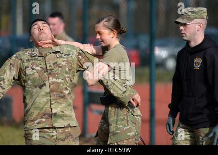Us-Soldaten zu 554Th Military Police (MP) Unternehmen zugewiesen sind, an einer Qualifikation Übung mit Oleoresin Capsicum (OC) Spray, oder häufiger als 'Pfefferspray bekannt." MPs mit OC-Spray gesprüht werden und dann eine Reihe von Hand-auf-Hand verdächtige Wahrnehmung Techniken demonstrieren, versuchen aber gleichzeitig, ihre Fassung zu bewahren trotz der Auswirkungen der OC-Spray. Dieses Training wurde auf Panzer Kaserne, Boeblingen, Deutschland, 08. Februar 2019 durchgeführt. Stockfoto