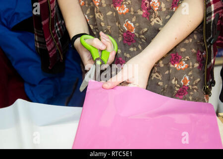 Mädchen einen Blumenstrauß, Schneiden mit Schere, Arbeiten in ein Blumengeschäft, ein Geschenk für den 8. März, Muttertag, Frauentag oder St. Valentin, Geburtstag pre Stockfoto