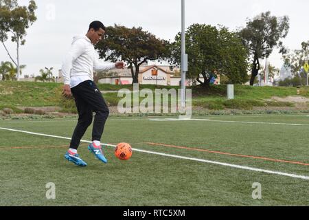 San Diego (Feb. 09, 2019) Seaman Allen Stewart, zugeordnet zu den Flugzeugträger Theodore Roosevelt (CVN 71), Praktiken, Fußball auf einem Rasen Feld an der Naval Air Station North Island, Feb 9, 2019. Seaman Stewart hat Fußball in seine körperliche Fitness Therapie aufgenommen, spielt der Sport für drei Stunden jedes Wochenende, um in Form zu bleiben. Stockfoto