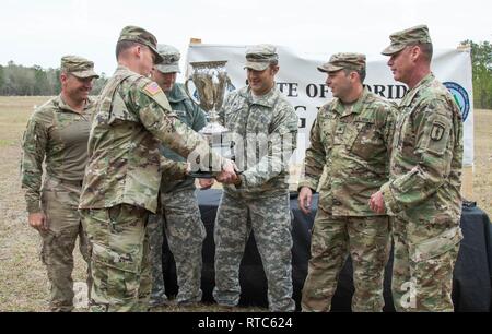 Florida Army National Guard Oberst Tad Warfel, Kommandant der Regional Training Institut aus dem Camp Blanding gemeinsame Training Center, Florida, Auszeichnungen Soldaten von der 260th Military Intelligence Battalion aus Miami, Florida, mit dem Brigadegeneral Clifford R. Trophäe fördern, wie insgesamt das beste Team während der 2019 Adjutant General Gewehr und Pistole übereinstimmen, Feb 9, 2019, Camp Blanding gemeinsame Training Center, Florida. Das Team gewann alle drei team Trophäen und die Army Achievement Medal erwarb über der Konkurrenz Wochenende. Stockfoto