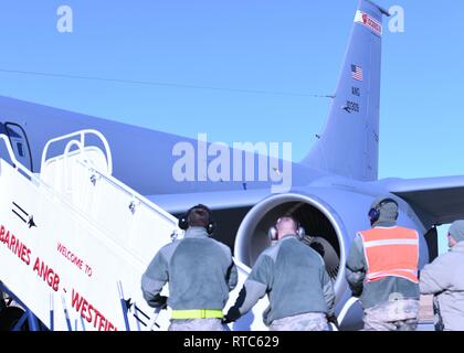 104 Logistik Bereitschaft Squadron Fahrzeug Betreuer grüße Flieger aus der 104 Fighter Wing, da sie sich auf die Ausstieg aus einer KC-135 Stratotanker aus Die 128 Luftbetankung Flügel, Milwaukee, Wisconsin, Feb 9, 2019, bei Barnes Air National Guard Base, Massachusetts vorbereiten. Die Flieger zurück von einem temporären Aufgabenzuweisung an Patrick Air Force Base, wo Sie mit den Mitgliedern der 180 Fighter Wing von Toledo Ohio ausgebildet. Stockfoto