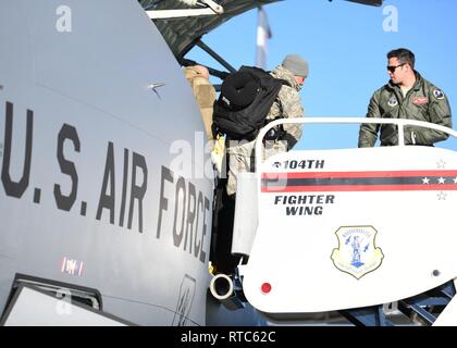 Flieger von der 104 Fighter Wing aussteigen aus einer KC-135 Stratotanker aus Die 128 Luftbetankung Flügel aus Milwaukee Wisconsin am Feb 9, 2019, bei Barnes Air National Guard Base, Massachusetts. Die Flieger zurück von einem temporären Aufgabenzuweisung an Patrick Air Force Base, wo Sie mit den Mitgliedern der 180 Fighter Wing von Toledo Ohio ausgebildet. Stockfoto