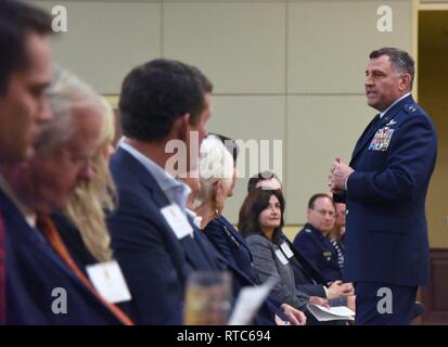 Us Air Force Generalmajor Timothy Leahy, 2 Air Force Commander, liefert Erläuterungen während der 2019 Honorary Commander Induktion Zeremonie im Bay Breeze Veranstaltungszentrum am Keesler Air Force Base, Texas, Feb 9, 2019. Die Veranstaltung anerkannt Die neuesten Mitglieder ehrenamtliche Keesler Commander's Programm, das ist eine Partnerschaft zwischen den militärischen Befehlshabern und lokalen bürgerlichen und Führungskräfte, um zu bereichern und stärken die Beziehung zwischen der Basis und der Gemeinschaft. Das erste Mal in Führung wurde ab dem 2. Air Force, 81st Training Wing und 403Rd Flügel kombiniert zu Hosten einer einzelnen Stockfoto