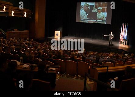 NOTRE DAME, Ind., (8. Februar 2019) hinten Adm. Jeffrey T. Jablon, Commander, U-Gruppe 10, spricht zu Naval Reserve Officer Training Corps (NROTC) Midshipmen am 24. jährlichen Universität von Notre Dame Naval Führung Wochenende Seminar von der Notre NROTC Gerät gehostet werden. Das Seminar wurde von mehr als 160 Zukunft Marineoffiziere aus mehr als 40 Universität NROTC Einheiten besucht. (U. S. Navy Stockfoto