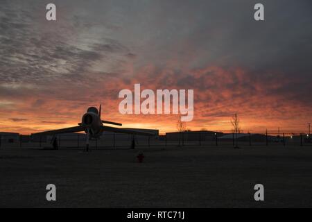 Die Sonne über eine Republik F-84F Thunderstreak Static Display 10.02.2019, an der 179th Airlift Wing, Mansfield, Ohio. Die Thunderstreak war ein US-amerikanischer gebaute fegte - Flügel turbojet Fighter-Bomber. Stockfoto