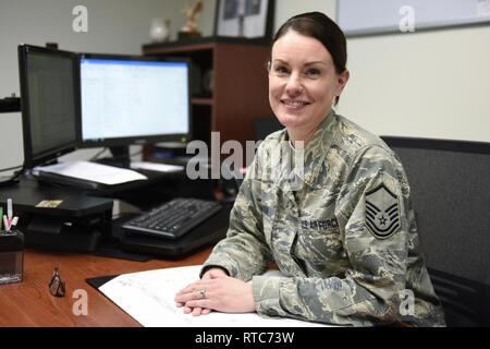 Master Sgt. Robin Wiseman, Recruiting und Retention Manager zu 180 des Ohio Air National Guard Fighter Wing zugewiesen wurde, wurde vor kurzem der Ohio Air National Guard Recruiting und Retention Manager des Jahres für 2018 genannt. Wie die 180 FW's Senior noncommissioned Officer verantwortlich für Rekrutierung und Retention, Wiseman führte die Mannschaft, die 2018 mit einer gesamten Manning Stärke von fast 103 Prozent schließen und half, die Aufbewahrung und reenlistment Quoten von über 90 Prozent für das Jahr zu erhalten, das Überschreiten der National Guard Bureau Ziele für jeden dieser Bereiche, die den Flügel hält professionellen Stockfoto