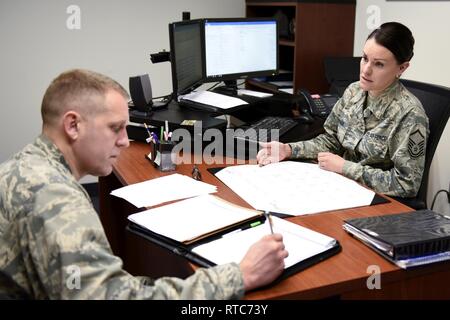 Master Sgt. Robin Wiseman, Recruiting und Retention Manager zu 180 des Ohio Air National Guard Fighter Wing zugeordnet, behandelt die Förderung und die Aufbewahrungsrichtlinien, Februar 10, 2019, mit Kapitän Matthew Eck, auch ein Public Affairs Officer bei dem 180 FW zugeordnet. Wiseman wurde vor kurzem der Ohio Air National Guard Recruiting und Retention Manager des Jahres für 2018 genannt. Wie die 180 FW's Senior noncommissioned Officer verantwortlich für Rekrutierung und Retention, Wiseman führte die Mannschaft, die 2018 mit einer gesamten Manning Stärke von fast 103 Prozent schließen und half, die Aufbewahrung und reenlistment r Wartung Stockfoto