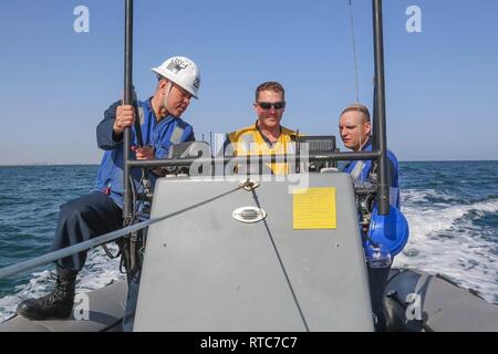 ARABIAN GULF (Feb. 10, 2019) Chief's Bootsmann Mate Luichy Victorianoabrej, Links, der bootsmann Mate 2. Klasse Matthew auffächern, Mitte und Engineman 1. Klasse Josua Braun Fahrt in eine Starre - Rumpf Schlauchboot zu Zyklon zugeordnet - Klasse Coastal Patrol chip USS Thunderbolt (PC 12). Thunderbolt ist Vorwärts - in die USA 5 Flotte Bereich der Maßnahmen zur Unterstützung der Marine im Einsatz für die Stabilität und Sicherheit in der Region zu gewährleisten und verbindet das Mittelmeer und den Pazifischen Raum durch den westlichen Indischen Ozean und drei strategischen Punkten ersticken. Stockfoto