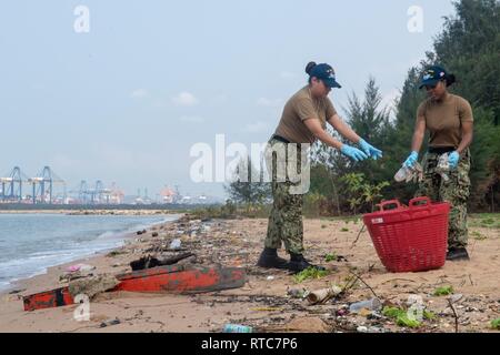 U.S. Navy Hospitalman Samantha Hernandez, links, von Phoenix, und Hospitalman Ledoubina Marc, von Charlotte, North Carolina, Entsorgen von Abfall während einer Community Outreach Ereignis am Verbot Banglamung Senioren Pflegeheim in Laem Chabang, Thailand, Jan. 11, 2019. Segler auf die John C Stennis Carrier Strike Group zugeordnet freiwillig an das Verbot Banglamung Senioren Pflegeheim während eines geplanten Hafen besuch in Laem Chabang, Thailand. Die John C Stennis ist in die USA 7 Flotte Bereich für Maßnahmen zur Erhöhung der Sicherheit und Stabilität in der indopazifischen Region bereitgestellt. Stockfoto