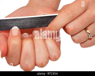 Ein Weibchen ist zur Festsetzung ihrer Nägel mit einem Nagel-Datei, Maniküre Stockfoto