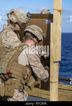 Mittelmeer (Feb. 11, 2019) - US-Marines, die dem zugeordnet 22 Marine Expeditionary Unit ein hoch explosives "Donut" auf einem simulieren Tür während einer Live-fire Übung auf dem Flugdeck der San Antonio-Klasse amphibious Transport dock Schiff USS Arlington LPD (24), 24.02.11, 2019. Arlington einen geplanten Einsatz als Teil der 22 MEU und der kearsarge Amphibischen bereit, zur Unterstützung der Maritime Security Operations, Krisenbewältigung und Theater Zusammenarbeit im Bereich Sicherheit und zugleich eine vorwärts Naval und Marine Präsenz. Stockfoto