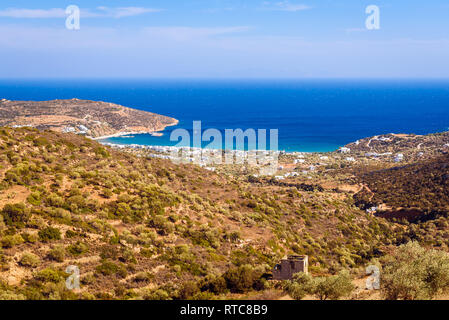 Der Küstenort Platis Gialos liegt an der Südseite von Sifnos. Kykladen, Griechenland Stockfoto