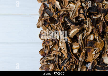 Viele getrocknete Pilze liegt auf einem weißen Holz Schreibtisch mit Kopie Raum, Ansicht von oben Stockfoto