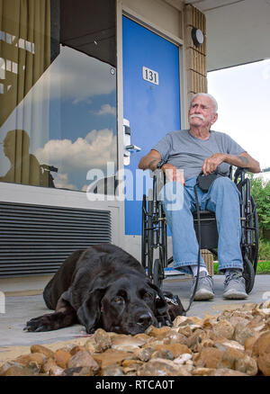 Milt Hall, 85, sitzt vor seinem Zimmer im Motel 6 mit seinem Hund, Jack Daniels, Oktober 1, 2017, in Lancaster, Texas. Sein Haus wurde durch den Hurrikan Harvey beschädigt. Stockfoto