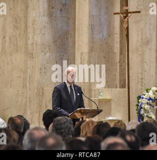 Der ehemalige Vizepräsident Joe Biden bietet einen humorvollen Laudatio zu seinem langjährigen Freund, dem Kongressabgeordneten John Dingell, der sich in der vergangenen Woche übergeben. Biden eröffnet, indem er angibt, "Wir trauern um Johannes, denn wir kannten ihn." Das begräbnis von der Michigan National Guard und der Ehrengarde unterstützte Dienste wurde in der Kirche das göttliche Kind in Dearborn, Michigan statt. Stockfoto