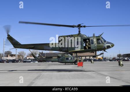 Ein UH-1N Tick mit Generalmajor Mark E. Weatherington, Bildung und Ausbildung Befehl stellvertretender Kommandant und Besatzungsmitglieder Aufzüge - aus dem Boden in Kirtland Air Force Base, N.M., Feb 12, 2019. Weatherington wurde hier auf eine zweitägige Tour der 58 Special Operations Wing, selbst mit dem Flügel und der Fokussierung auf Innovation vertraut zu machen. Stockfoto