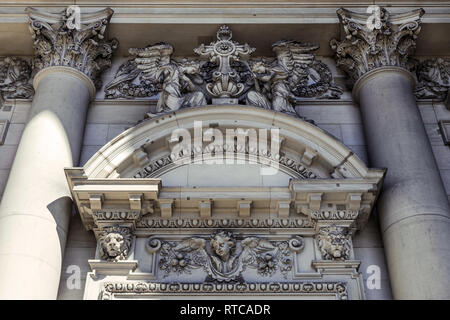 Eine Nahaufnahme Außenansicht auf einem skulpturalen Komposition über dem Eingang des Berliner Dom Stockfoto