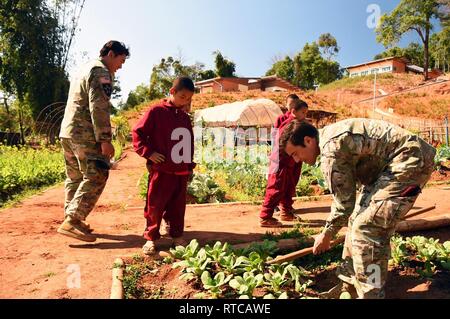 Soldaten mit der 1 Special Forces Group und der 95 zivilen Angelegenheiten der Feuerwehr in Zusammenarbeit mit der thailändischen Grenze Patrouille der Polizei verbringen einige Zeit mit der lokalen Kinder während einer Gemeinschaft Bezug Projekt in einem Internat nördlich von Chiang Mai. Cobra Gold, in Thailand gehostet wird, ist die größte militärische Übung in der indopazifischen Region. Stockfoto