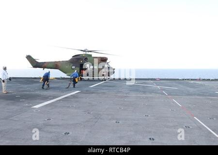 Golf von Aden (Feb. 12, 2019) Segler bereiten Sie Unterlegkeile eine französische Armee SA-330 B Puma zu sichern Nach einem Deck Landung Qualifikation Übung an Bord der USS Lewis B. Abzieher (ESB3). Die expeditionary Meer base Plattform unterstützt Naval Amphibious Force, Task Force 51/5 diverse Missionen der th Marine Expeditionary Brigade, Krisenbewältigung, Airborne mine Gegenmaßnahmen gehören, Bekämpfung der Piraterie Betrieb, Maritime Security Operations und humanitäre Hilfe/Katastrophenhilfe Missionen. Gleichzeitig ermöglicht sie eine TF 51/5 seine Flüchtigen expeditionary Präsenz in den meisten Regionen der Welt zu erweitern. Stockfoto