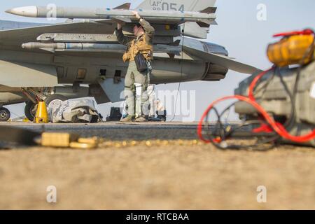 Us-Luftwaffe Kapitän Cody Main, 35th Fighter Squadron Pilot, führt vor dem Flug auf einem USAF F-16 Fighting Falcon bei Ausübung Cobra Gold 2019 in Korat Royal Thai Air Force Base, Thailand, 13.02.2019. Cobra Gold bietet eine Plattform sowohl für die USA als Partner Nationen Interoperabilität und Erhöhung der Kapazitäten in der Planung und Abwicklung von komplexen und realistischen multinationale Truppe vorzurücken und kombinierte Task Force. Stockfoto