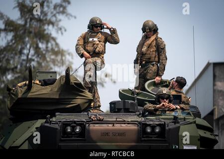 Us-Marines bereiten sich auf einen Angriff amphibischen Bataillon Splash während der Übung Cobra Gold bei Angriff Amphibienfahrzeug Bataillon, Royal Thai Marine Division, 13.02.2019, in Sattahip, Königreich Thailand zu verlassen. Die Marines wich der thailändischen Küste Um die USS Green Bay zurück. Übung Cobra Gold ist das größte Theater Sicherheit Zusammenarbeit Übung im Indo-pazifischen Region und ist ein integraler Bestandteil der US-Engagement Engagement in der Region zu stärken. Die Marines sind mit AAV Platoon, Bataillon Landung Team, 1.BATAILLON, 4. Marine Regiment. Stockfoto