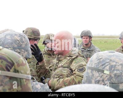 US Army Reserve Kommandierender General, Generalleutnant Charles Luckey erklärt die Bedeutung der Bereitschaft der die Kraft beim Gespräch mit Soldaten während des Betriebs Cold Steel III am Fort Hunter Liggett, Calif., am 13. Februar 2019. Generalleutnant Luckey ermutigt, die Soldaten zu nehmen, was Sie während der OCS-III zurück zu ihren Einheiten gelernt und andere Soldaten unterrichten. Betrieb Cold Steel III Züge und qualifiziert Armee-reserve Soldaten auf M2 .50 Kaliber Maschinengewehre, M19 40 mm automatische Granatwerfer und M 240 7,62-mm-Maschinengewehren Waffensysteme in Boden und militärische Fahrzeuge montiert, um l Stockfoto