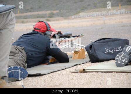 Sgt. Brian Stark, ein Mechaniker mit der 519Th unterstützen Sustainment Bataillon, ein Teil der 38th Sustainment Brigade soll sein Gewehr 600 Yards feuern 20-Runden downrange in ein drei Zoll Ziel in 22 Minuten, am Mittwoch, 24.02.13, 2019 in Phoenix, AZ. "Der Trick ist, zu lernen, den Wind zu lesen, "Sgt. Härter gesagt. "Das ist es, was die Amateure werden von den Profis trennen." Stockfoto