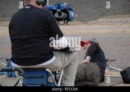 Sgt. Brian Stark, ein Mechaniker mit der 519Th unterstützen Sustainment Bataillon, ein Teil der 38th Sustainment Brigade Aktien ein Lachen mit einem anderen Shooter wie bereitet er ein Ziel 600 Yards entfernt zu schießen, am Mittwoch, 24.02.13, 2019 in Phoenix, AZ. Stockfoto