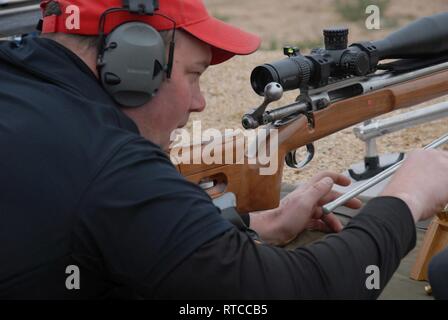 Sgt. Brian Stark, ein Mechaniker mit der 519Th unterstützen Sustainment Bataillon, ein Teil der 38th Sustainment Brigade soll sein Gewehr 600 Yards feuern 20-Runden downrange in ein drei Zoll Ziel in 22 Minuten, am Mittwoch, 24.02.13, 2019 in Phoenix, AZ. "Der Trick ist, zu lernen, den Wind zu lesen, "Sgt. Härter gesagt. "Das ist es, was die Amateure werden von den Profis trennen." Stockfoto