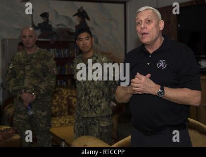 Us Marine Corps General (Ret.) John paxton spricht auf eine Meet-and-Greet als Teil der Schlußstein militärische Führung Programm im Camp Lemonnier, Djibouti, 13.02.2019. Capstone ist eine gemeinsame-Service professionelle militärische Ausbildung Kurs für Neu-gefördert Brigadier Generäle und Admiräle hinten in das US-Militär zu dienen. Stockfoto