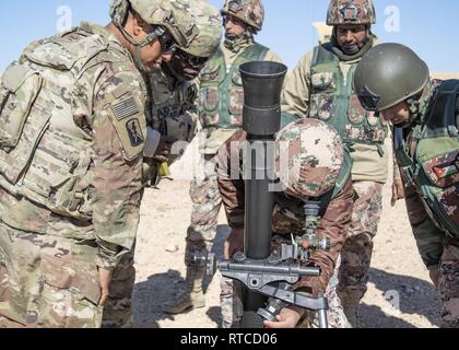 Ein Soldat mit 10 den Jordan Bundeswehr Bundesgrenzschutz Kraft sieht durch das Schauglas Einheit auf einem M252 81 mm Mörser system und die endgültige Einstellung vor der Waffe abfeuern während der Jordan operativen Engagement Program am 13.02.2019 ausserhalb von Amman, Jordanien. Als 1. der Oregon National Guard Squadron, 18 Cavalry Regiment weiterhin zu trainieren Seite an Seite mit Soldaten der JAF, Soldaten in der Lage sind, ein gemeinsames Verständnis der jeweiligen Verfahren unter Einsatz des Direct-lay Engagement Technik zu bauen. Die gemeinsame - Mörser Teams waren in der Lage, effektiv zu kommunizieren und e Stockfoto