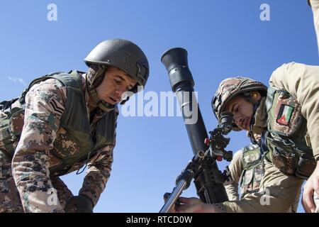 Ein Soldat mit 10 den Jordan Bundeswehr Bundesgrenzschutz Kraft sieht durch das Schauglas Einheit auf einem M252 81 mm Mörser system und die endgültige Einstellung vor der Waffe abfeuern während der Jordan operativen Engagement Program am 13.02.2019 ausserhalb von Amman, Jordanien. Als 1. der Oregon National Guard Squadron, 18 Cavalry Regiment weiterhin zu trainieren Seite an Seite mit Soldaten der JAF, Soldaten in der Lage sind, ein gemeinsames Verständnis der jeweiligen Verfahren unter Einsatz des Direct-lay Engagement Technik zu bauen. Die gemeinsame - Mörser Teams waren in der Lage, effektiv zu kommunizieren und e Stockfoto