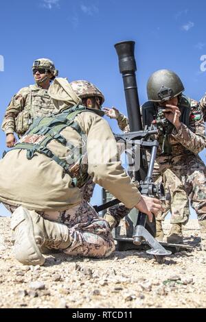 Ein Soldat mit 10 den Jordan Bundeswehr Bundesgrenzschutz Kraft sieht durch das Schauglas Einheit auf einem M252 81 mm Mörser system und die endgültige Einstellung vor der Waffe abfeuern während der Jordan operativen Engagement Program am 13.02.2019 ausserhalb von Amman, Jordanien. Als 1. der Oregon National Guard Squadron, 18 Cavalry Regiment weiterhin zu trainieren Seite an Seite mit Soldaten der JAF, Soldaten in der Lage sind, ein gemeinsames Verständnis der jeweiligen Verfahren unter Einsatz des Direct-lay Engagement Technik zu bauen. Die gemeinsame - Mörser Teams waren in der Lage, effektiv zu kommunizieren und e Stockfoto