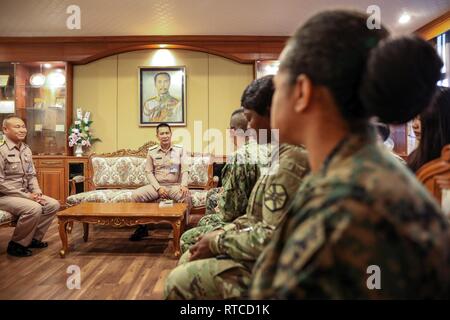 Royal Thai Navy kapläne Treffen mit US-Marine die Kapläne und die Psychologische Operations Team für übung Cobra Gold an den Advanced Naval Bildung Gebäude in Bangkok, Königreich Thailand, 14.02.2019. Während der Tagung, der Service die Mitglieder diskutierten über die Integration der beiden Nationen chaplain Corps in Zukunft Cobra Gold Ereignisse zu synchronisieren, und weitere Beziehungen und Zusammenarbeit zwischen den beiden Nationen zu entwickeln. Übung Cobra Gold zeigt das Engagement des Königreichs Thailand und den Vereinigten Staaten zu unseren langjährigen Allianz, fördert regionale Partnerschaften und Vorschüsse Sicherheit Stockfoto