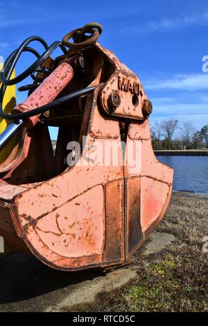 Ein zweischalengreifer sitzt entlang Große Brücke schloss der Atlantic Intracoastal Waterway, in Chesapeake, Virginia, Feb 13, 2019. Die US-Armee Korps der Ingenieure ist schiefergedeckt zu ersetzen, drei von acht Kammer Ventile entlang der AIWW. Stockfoto