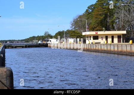 Ein Foto ist von der großen Brücke Sperren entlang der Atlantic Intracoastal Waterway, Chesapeake, Virginia, 13.02.2019. Die US-Armee Korps der Ingenieure ist schiefergedeckt zu ersetzen, drei von acht Kammer Ventile entlang der AIWW. Stockfoto