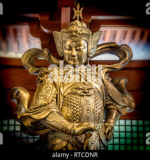 Eine vergoldete Statue im Jing'an Tempel. Ein buddhistischer Tempel auf der West Nanjing Road im Jing'an Bezirk von Shanghai, China. Stockfoto