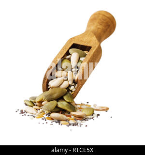 Schaufel voller Samen von Kürbis, Leinsamen, Sesam, Sonnenblumenkerne und Mohn, auf weißem Hintergrund Stockfoto