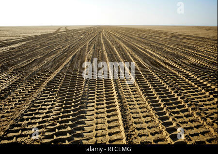 Reifenspuren im Sand auf der weiten St Annes Strand, Großbritannien Stockfoto