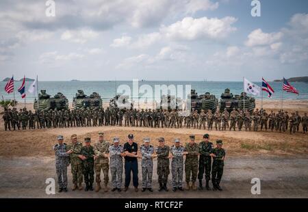 Royal Thai, der Republik Korea und den USA Führer zusammen, und nach der Ausführung einer amphibischen Angriff Übung als Teil der Übung Cobra Gold zum Hat Yao Strand, Sattahip, Königreich Thailand, Feb 16, 2019. Cobra Gold zeigt das Engagement des Königreichs Thailand und den Vereinigten Staaten zu unseren langjährigen Allianz, fördert regionale Partnerschaften und Vorschüsse Sicherheitszusammenarbeit im Indo-pazifischen Region. Stockfoto