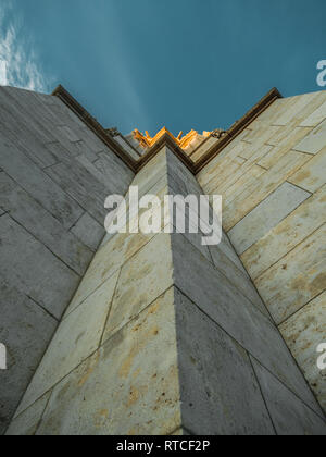 Bild von Unten nach Oben Blick entlang einer Wand eines Turm mit goldenen Top in Budapest Stockfoto